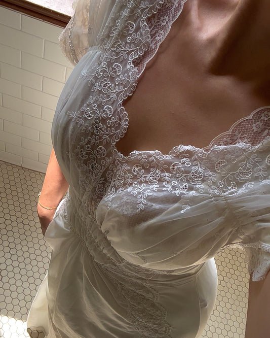 Vintage 1940s Sheer Ivoiry Chantily Lace Trim Bridal Gown